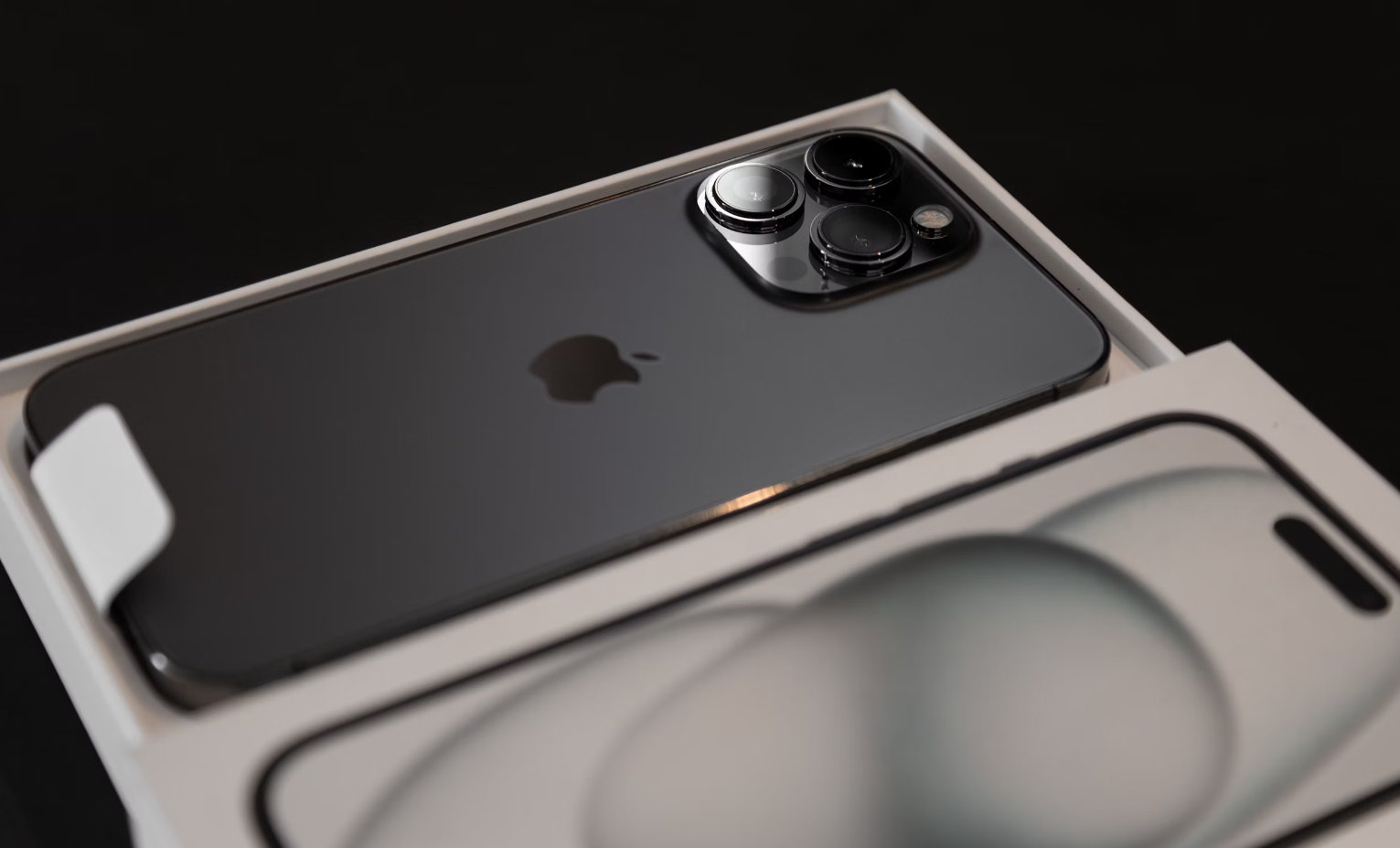 Apple Card 全新照片欣赏，重量约 14.75 克