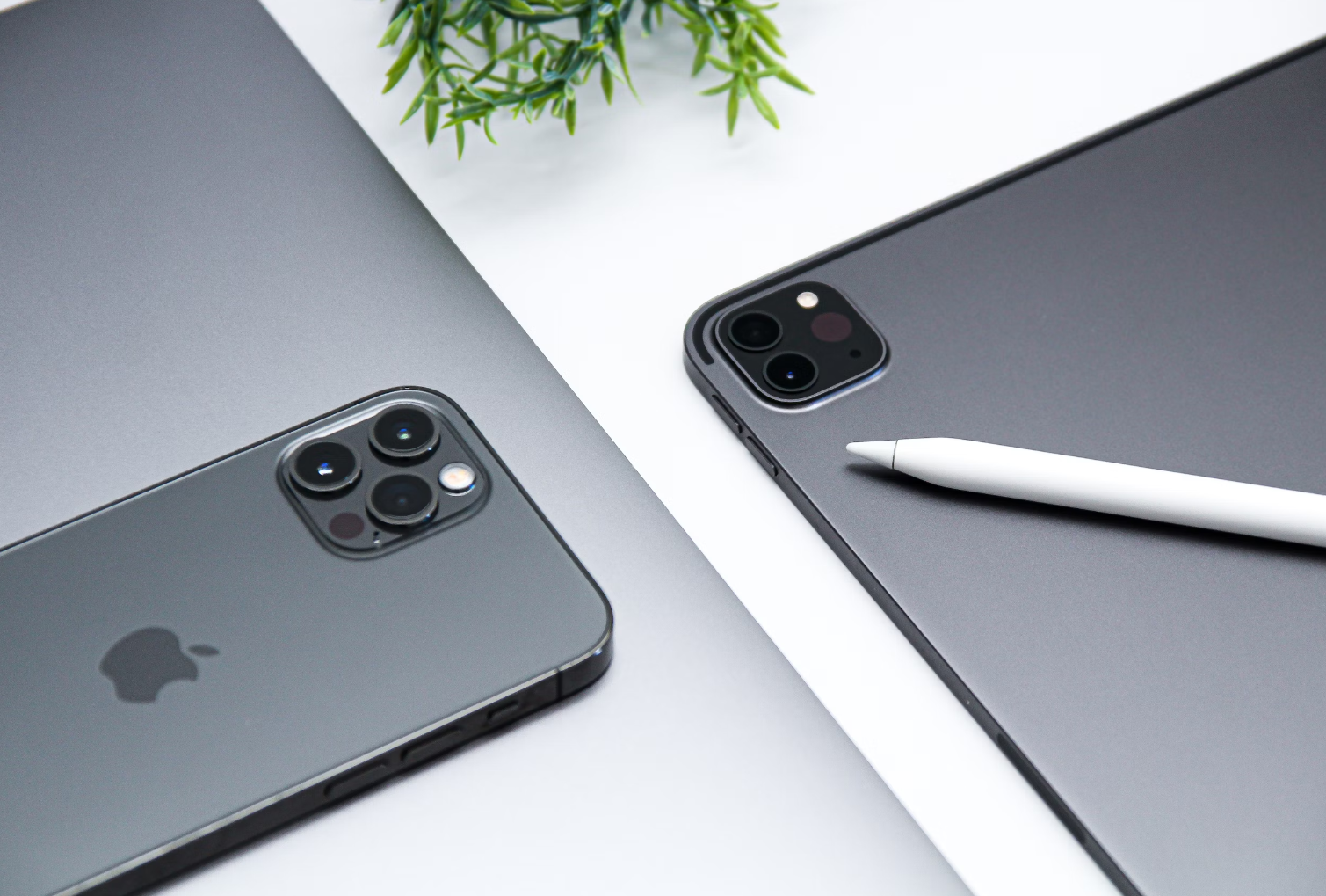 MKBHD 分享有“Lucky You”贴纸的苹果初代 iPhone 开箱视频：4 万美元购入