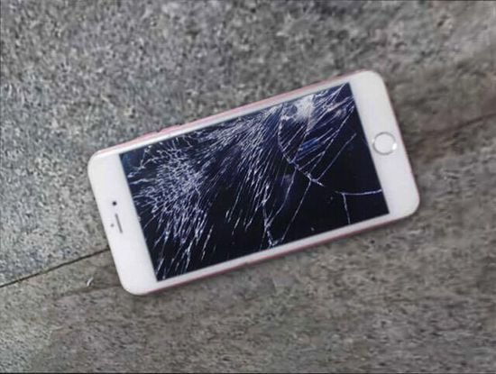 刚到手的iPhone6s就被砸了 这女女真霸气