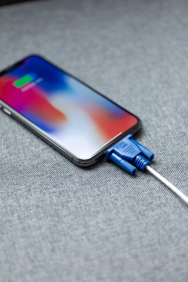 苹果 iPhone 17 Air 手机壳曝光： 类似谷歌 Pixel “横向相机条 / 长条跑道”设计