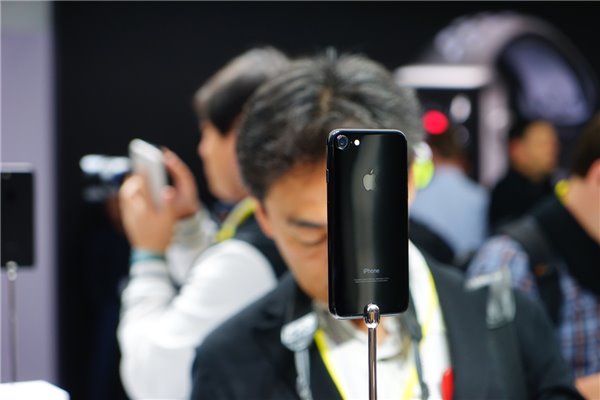 苹果 iPhone SE 3 被改装成诺基亚 1020 手机造型