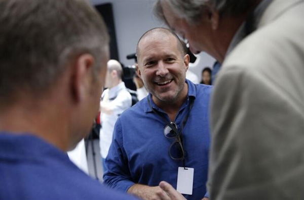 苹果新专利：将 AirPods 耳机充电盒打造成“项链”和“钥匙圈”