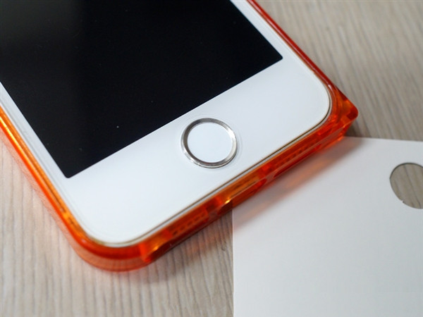 部分用户报告：苹果 M1 MacBook Air/Pro 屏幕在正常使用中出现裂缝