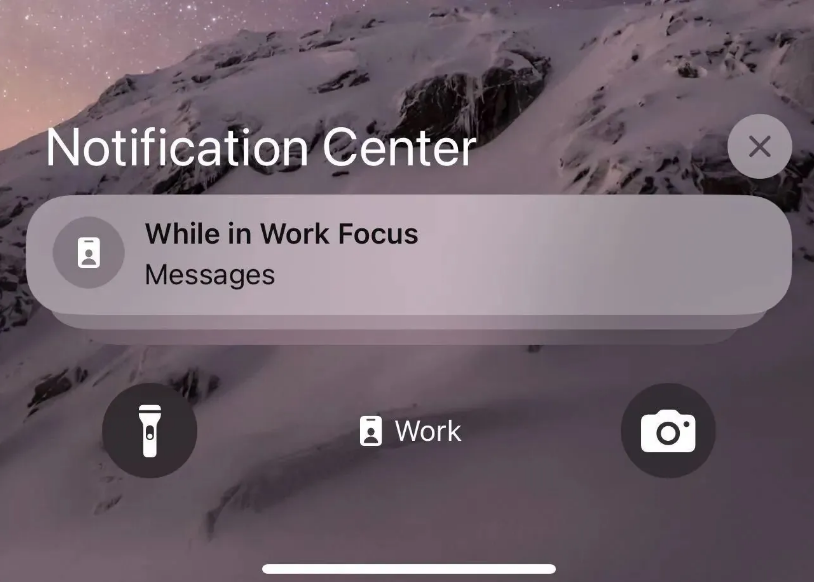 亮黑色iPhone 7的 logo 发光起来是这样的……