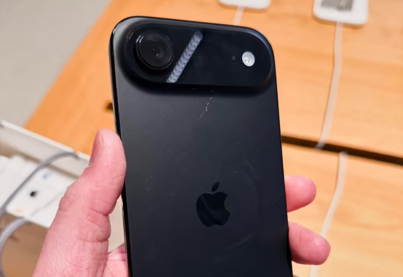 苹果 iPhone 15 系列 USB-C 组件和 SIM 卡托照片曝光