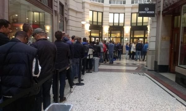 苹果iPhone6第二批开卖，排队狂潮依旧