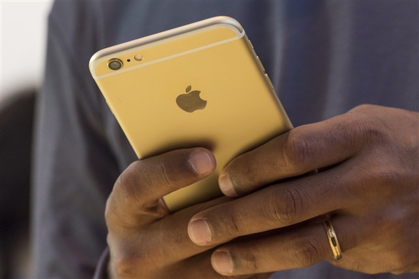 号称“机如纸薄”的 iPhone，其实变得越来越厚