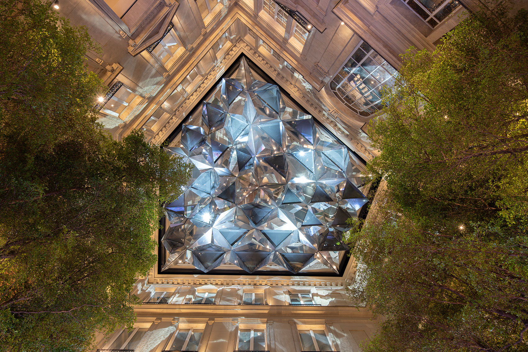  iPhone 14 Pro 相机模组更凸，因升级4800万像素