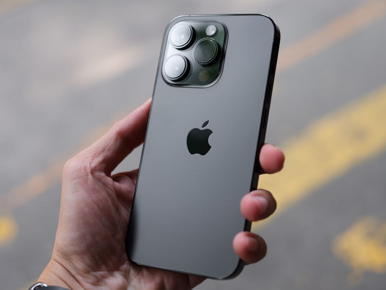 苹果国行 iPhone XS Max 机型开放 iOS 16.4 验证通道