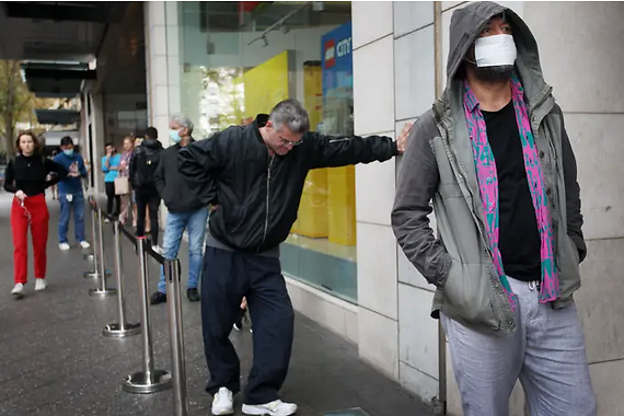 苹果警告称 MagSafe 充电器可能会在皮革保护壳上留下圆形印记