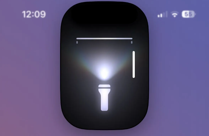 丧心病狂！砸烂28台iPhone