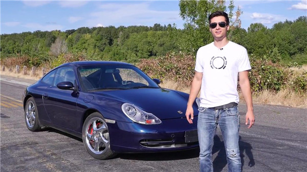 国外用户分享 MacBook Pro 因电池起火受损的照片